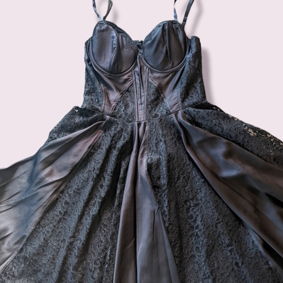 Guess black lace peek a boo corset style dress. Size 6 - Picture 9 of 11
